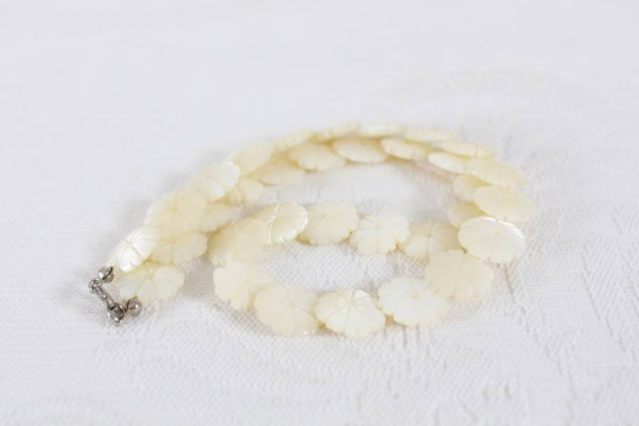 VINTAGE MOTHER OF PEARL SHELL FLOWER BEADED NECKLACE CHOKER