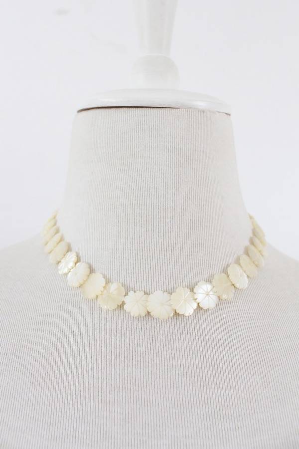 VINTAGE MOTHER OF PEARL SHELL FLOWER BEADED NECKLACE CHOKER