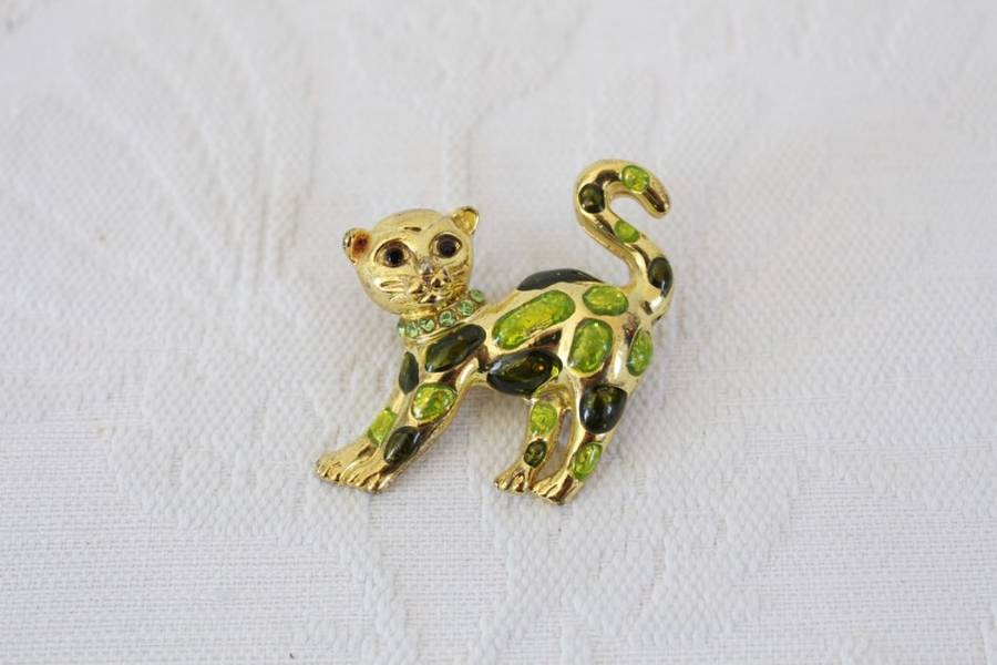 VINTAGE CAT ANIMAL GOLD PLATED GREEN ENAMEL BROOCH PIN