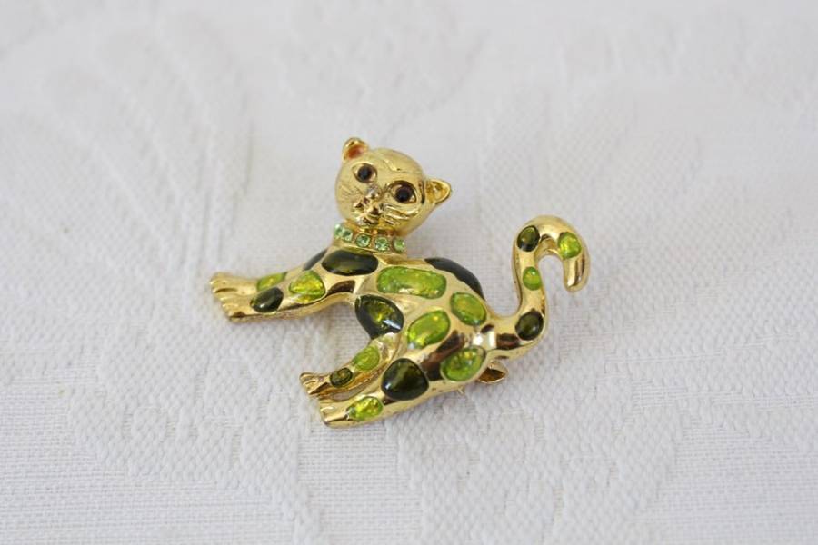 VINTAGE CAT ANIMAL GOLD PLATED GREEN ENAMEL BROOCH PIN