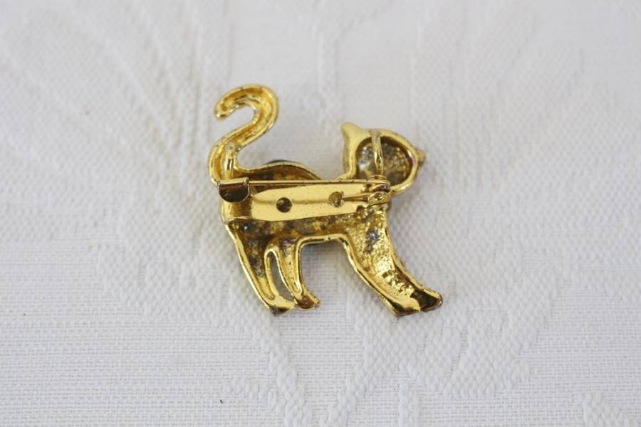 VINTAGE CAT ANIMAL GOLD PLATED GREEN ENAMEL BROOCH PIN