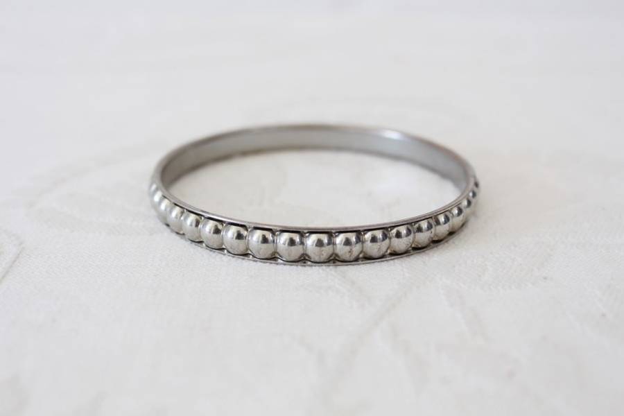 VINTAGE SILVER TONE EMBOSSED THIN BANGLE BRACELET
