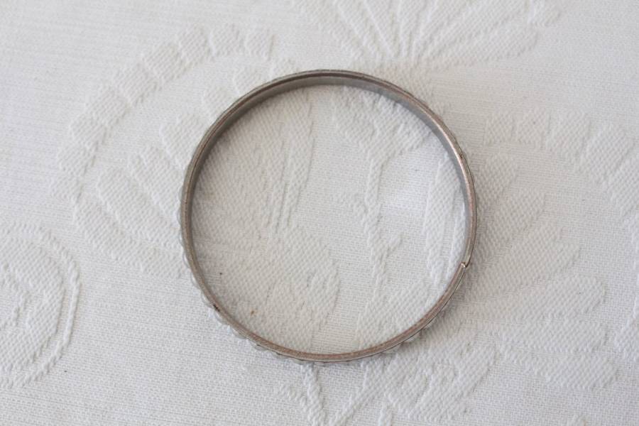 VINTAGE SILVER TONE EMBOSSED THIN BANGLE BRACELET