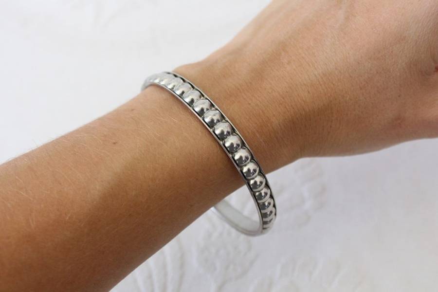 VINTAGE SILVER TONE EMBOSSED THIN BANGLE BRACELET