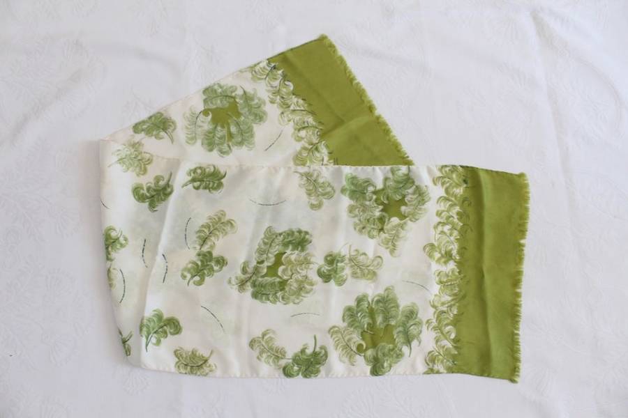 VINTAGE 100% SILK GREEN CREAM FEATHER PRINT FRINGED SCARF