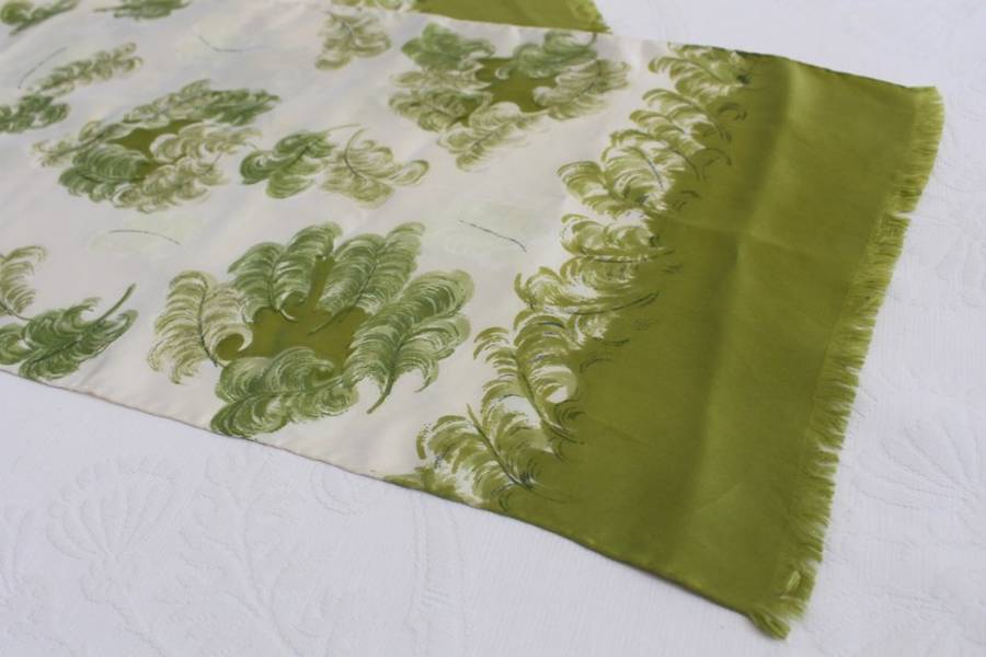 VINTAGE 100% SILK GREEN CREAM FEATHER PRINT FRINGED SCARF