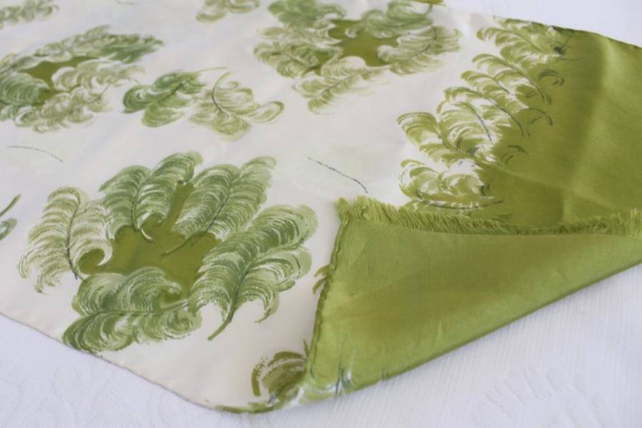 VINTAGE 100% SILK GREEN CREAM FEATHER PRINT FRINGED SCARF