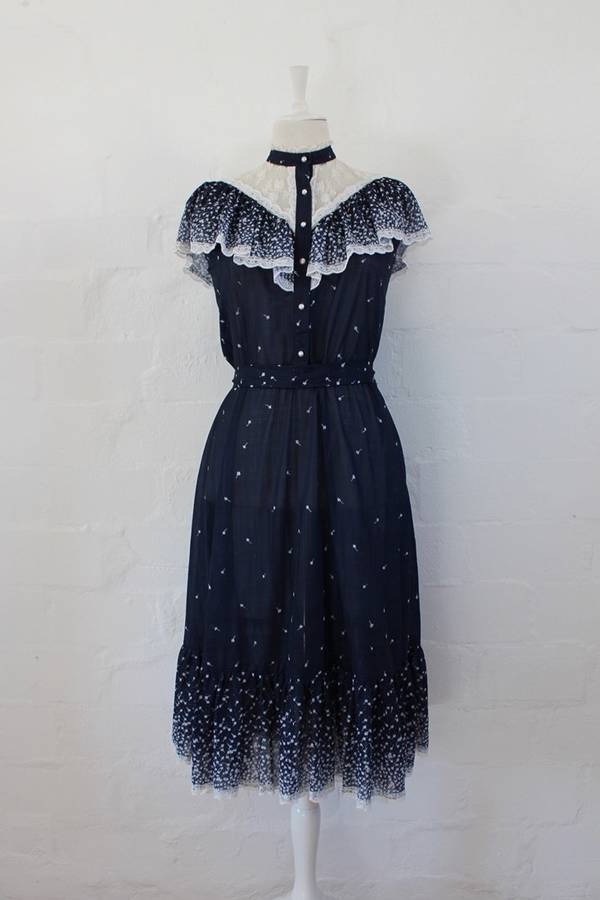 VINTAGE LACE RUFFLE TRIM NAVY WHITE PRINTED TIE WAIST DRESS - SIZE 12