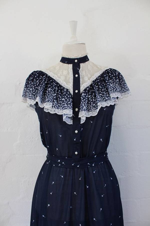 VINTAGE LACE RUFFLE TRIM NAVY WHITE PRINTED TIE WAIST DRESS - SIZE 12