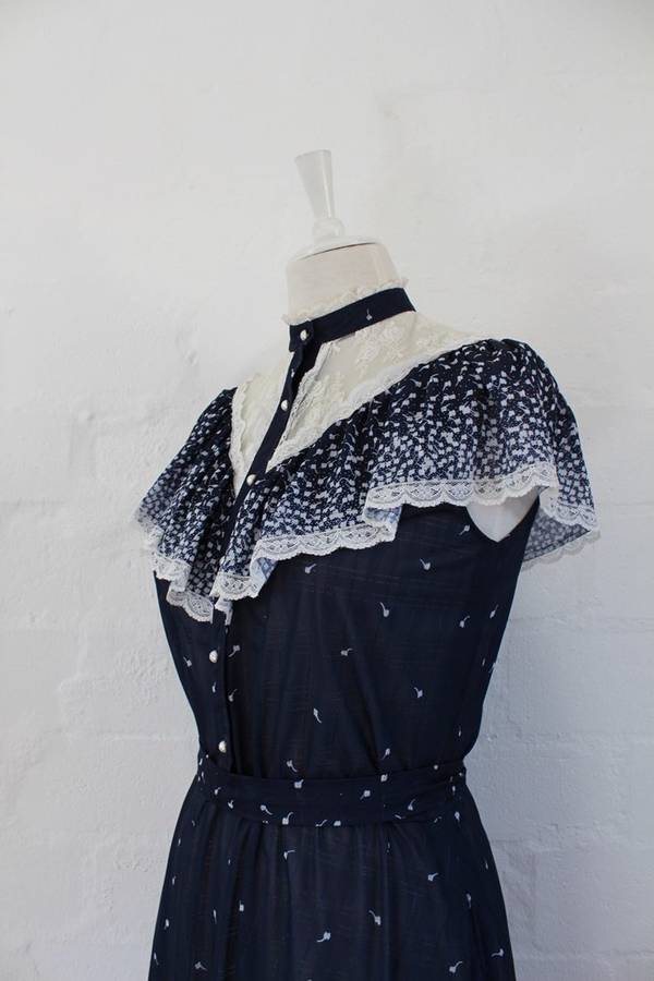 VINTAGE LACE RUFFLE TRIM NAVY WHITE PRINTED TIE WAIST DRESS - SIZE 12