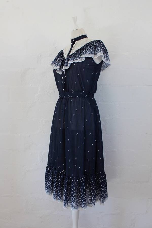 VINTAGE LACE RUFFLE TRIM NAVY WHITE PRINTED TIE WAIST DRESS - SIZE 12