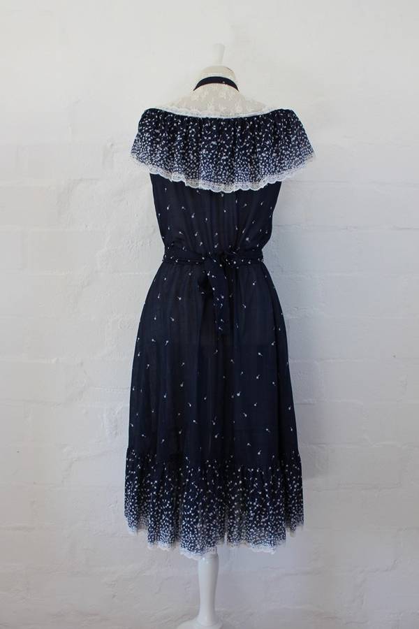 VINTAGE LACE RUFFLE TRIM NAVY WHITE PRINTED TIE WAIST DRESS - SIZE 12