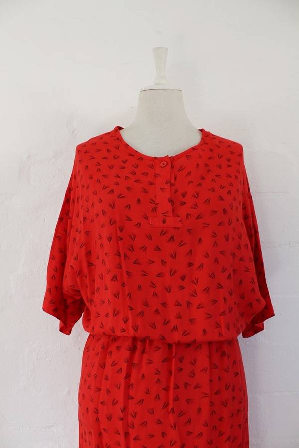 VINTAGE RED PRINTED BATWING DAY DRESS - SIZE 10