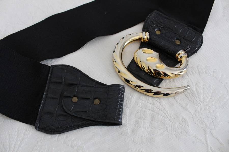 VINTAGE ELASTICATED HOOK CROCODILE PRINT BLACK BELT