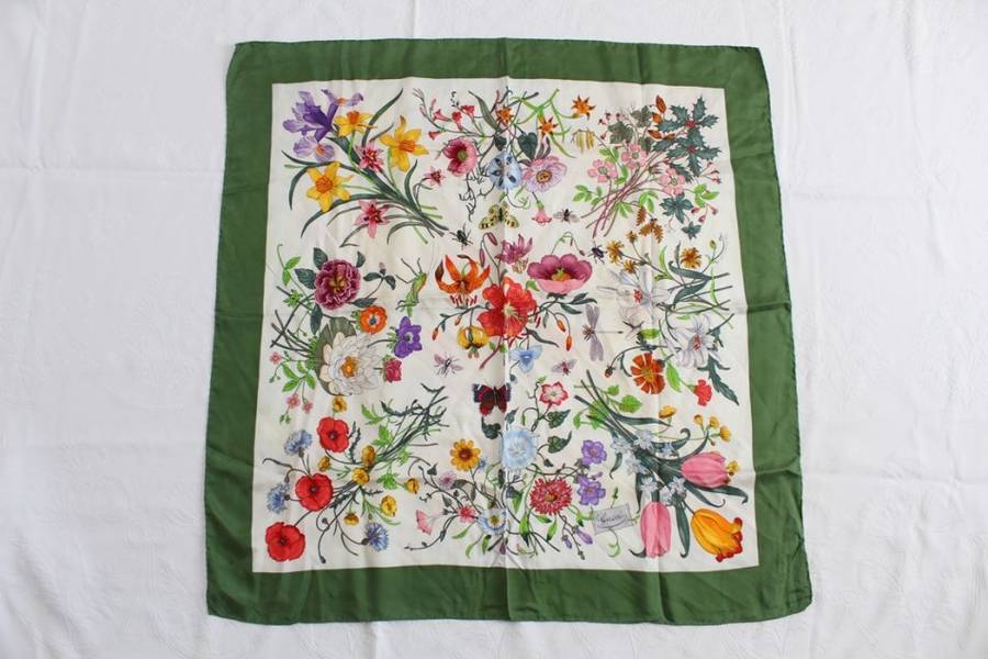 *GUCCI* V. ACCORNERO DESIGNER VINTAGE 100% SILK FLORAL GREEN SCARF