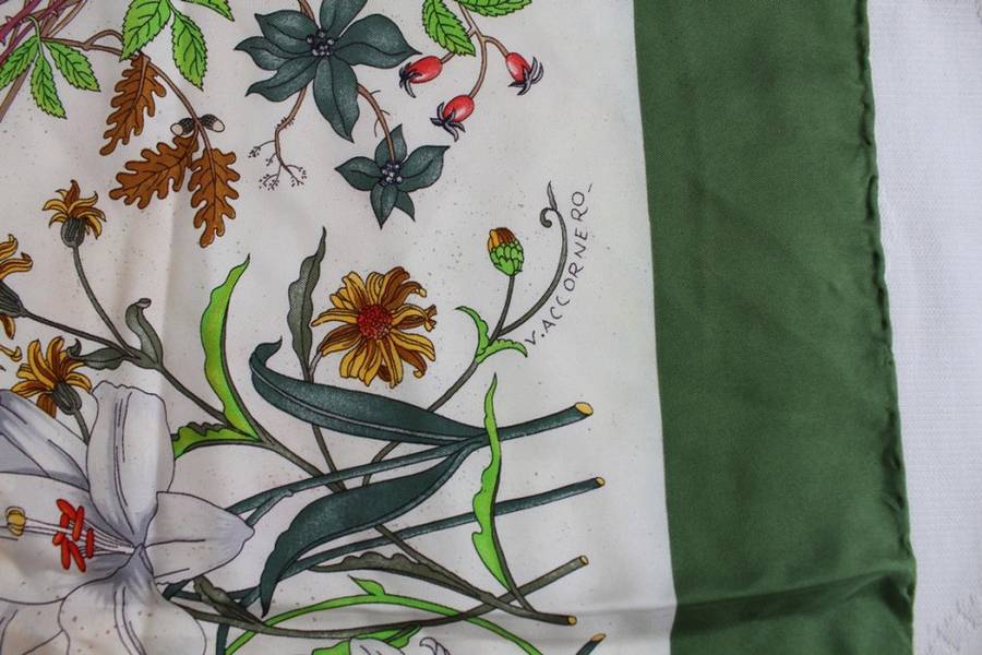 *GUCCI* V. ACCORNERO DESIGNER VINTAGE 100% SILK FLORAL GREEN SCARF