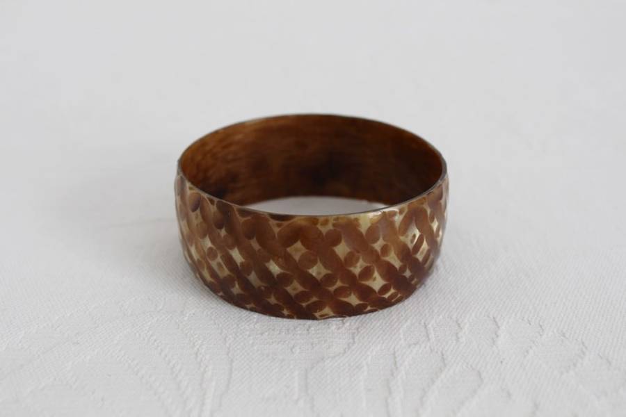VINTAGE ANIMAL HORN CARVED BROWN BANGLE BRACELET