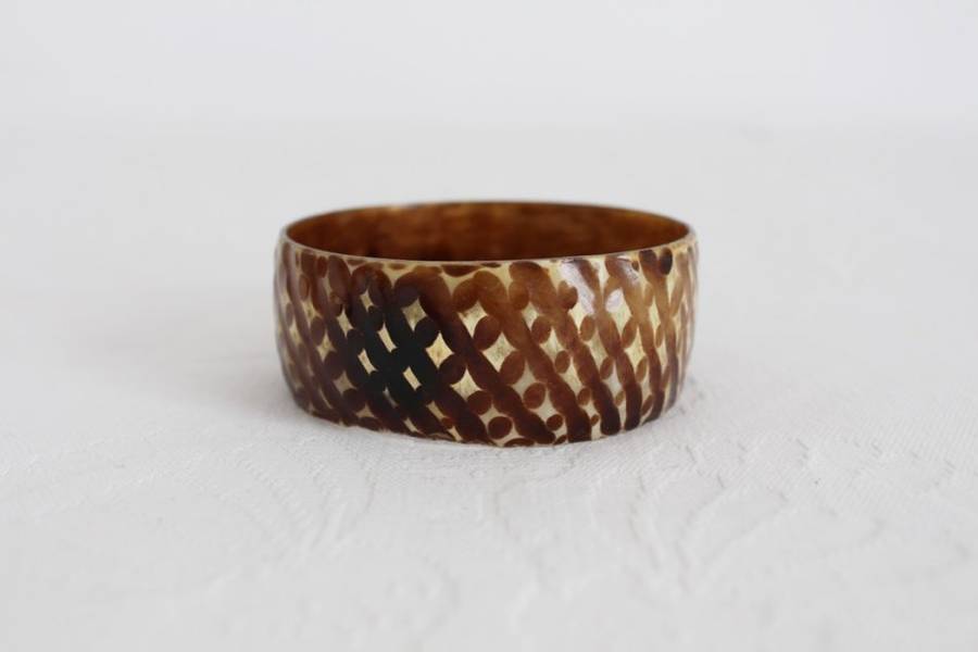VINTAGE ANIMAL HORN CARVED BROWN BANGLE BRACELET