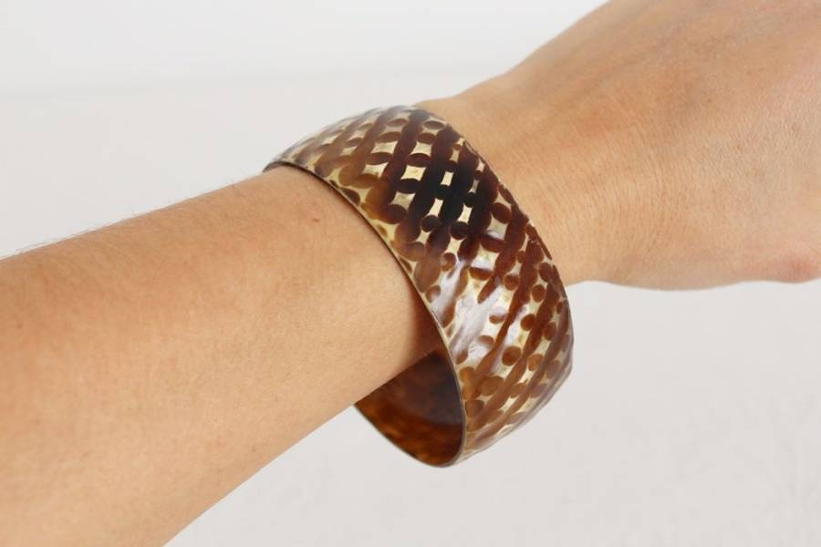 VINTAGE ANIMAL HORN CARVED BROWN BANGLE BRACELET