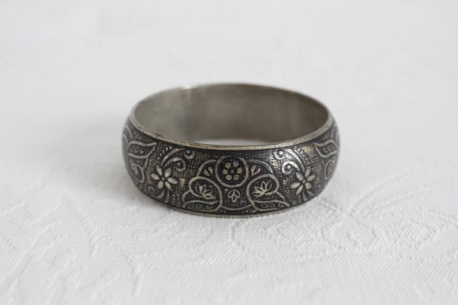 VINTAGE FLOWER EMBOSSED SILVER TONE BANGLE