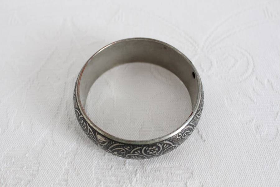 VINTAGE FLOWER EMBOSSED SILVER TONE BANGLE
