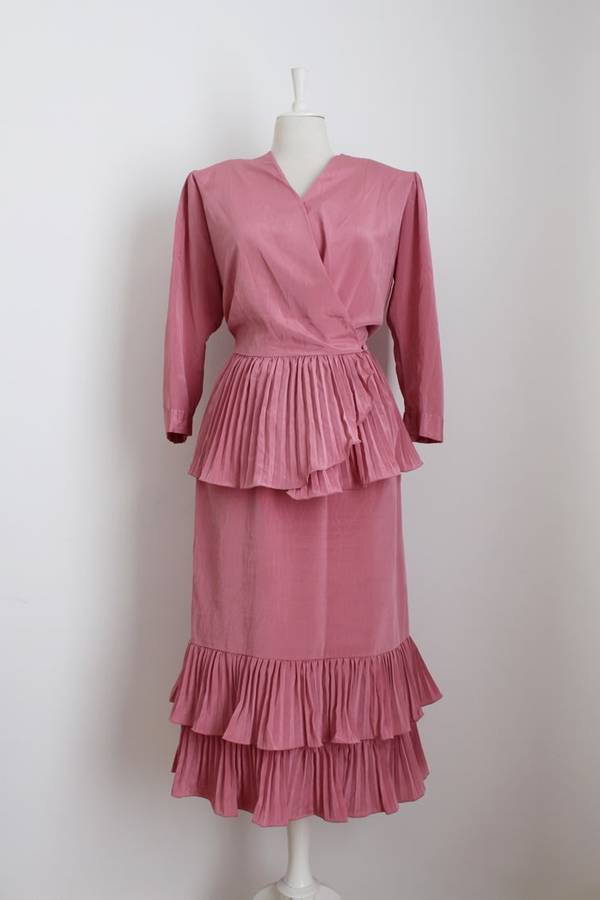 VINTAGE TWO PIECE PINK RUFFLE TOP SKIRT SET - SIZE 12