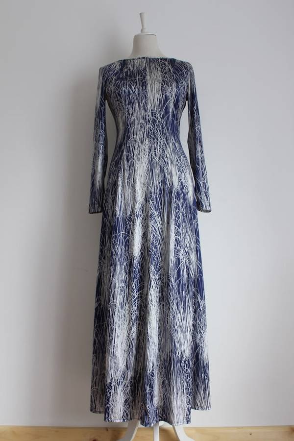 VINTAGE OPEN BACK BLUE WHITE PRINTED LONG SLEEVE MAXI DRESS - SIZE 10