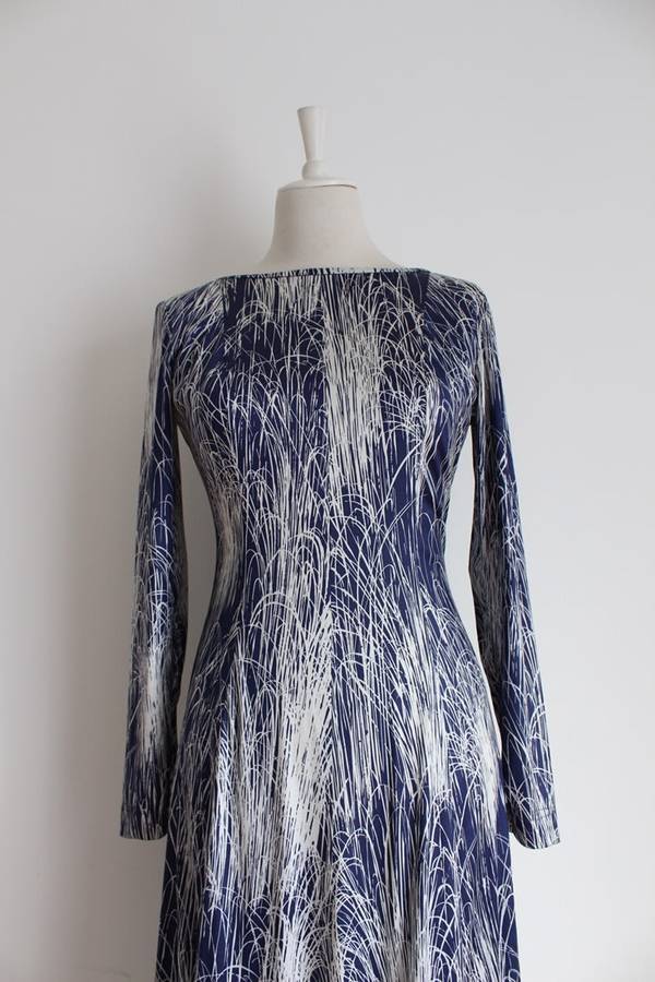 VINTAGE OPEN BACK BLUE WHITE PRINTED LONG SLEEVE MAXI DRESS - SIZE 10