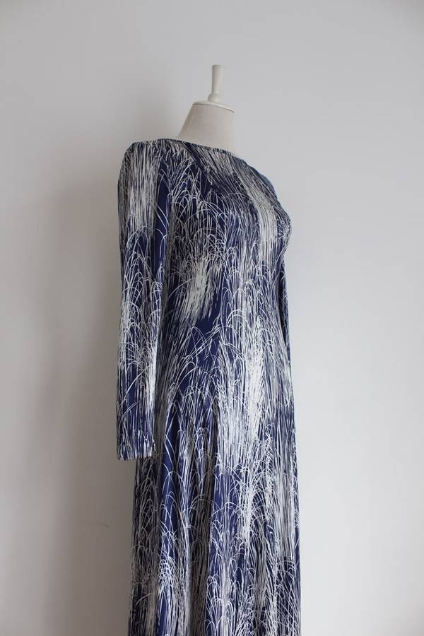 VINTAGE OPEN BACK BLUE WHITE PRINTED LONG SLEEVE MAXI DRESS - SIZE 10