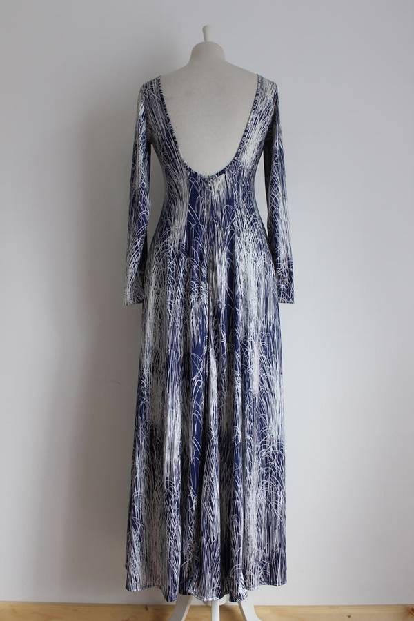 VINTAGE OPEN BACK BLUE WHITE PRINTED LONG SLEEVE MAXI DRESS - SIZE 10