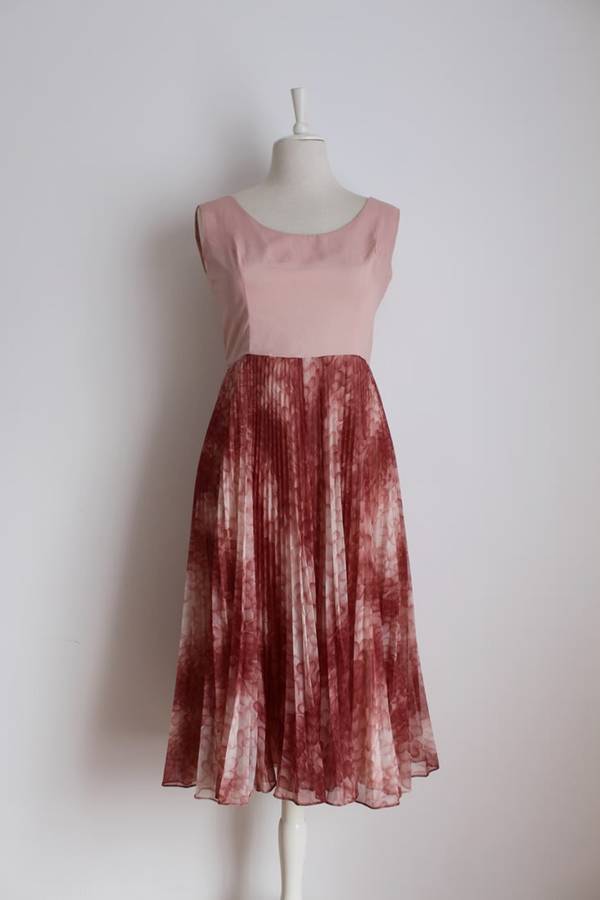 VINTAGE PLEATED PINK PRINTED SLEEVELESS COCKTAIL DRESS - SIZE 10