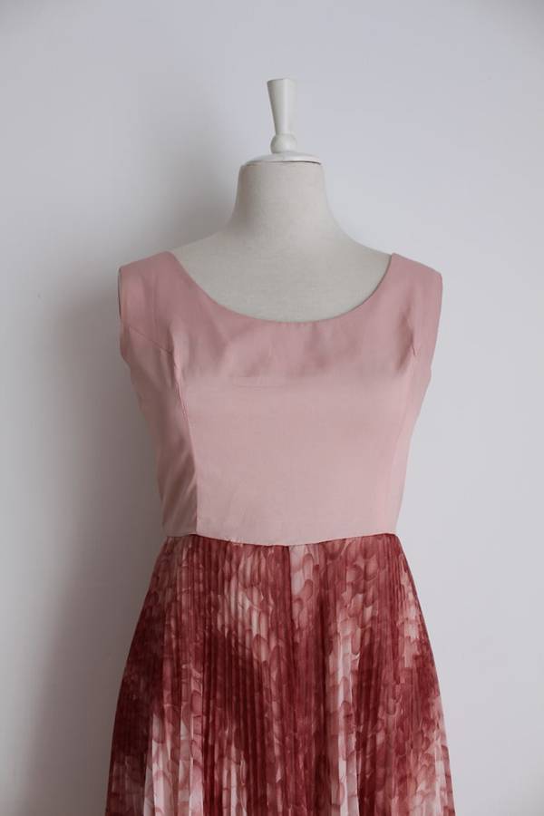 VINTAGE PLEATED PINK PRINTED SLEEVELESS COCKTAIL DRESS - SIZE 10