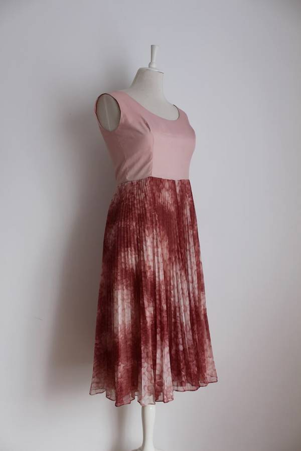 VINTAGE PLEATED PINK PRINTED SLEEVELESS COCKTAIL DRESS - SIZE 10