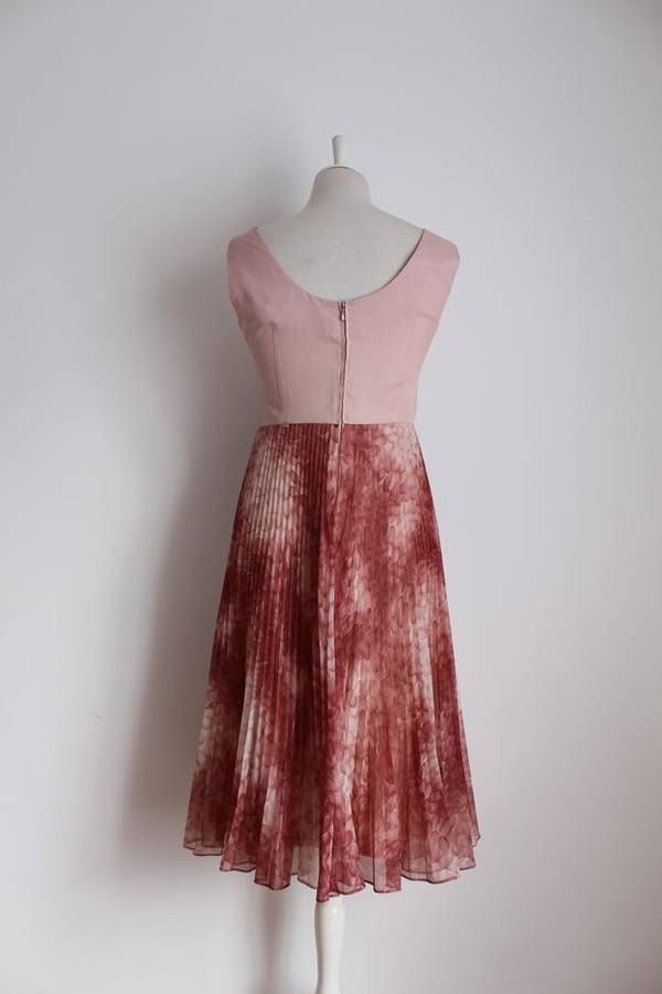 VINTAGE PLEATED PINK PRINTED SLEEVELESS COCKTAIL DRESS - SIZE 10