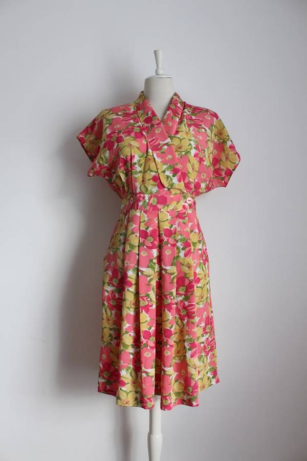VINTAGE CROSS BUST FLORAL PINK GREEN PLEATED DAY DRESS - SIZE 10