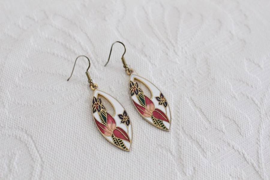 VINTAGE CLOISONNE ENAMEL WHITE FLOWER DROP EARRINGS