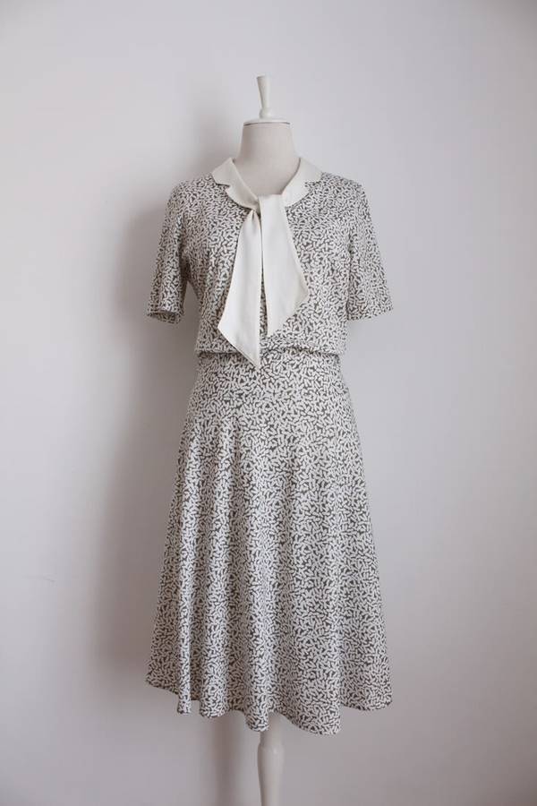 VINTAGE PRINTED WHITE TIE NECK DAY DRESS - SIZE 12