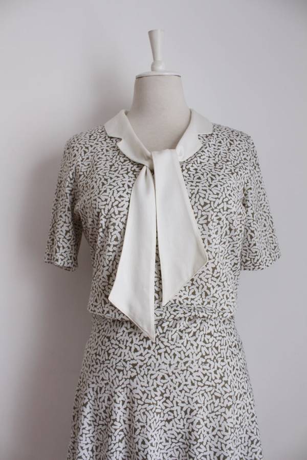 VINTAGE PRINTED WHITE TIE NECK DAY DRESS - SIZE 12