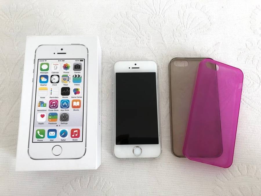 Apple iPhone 5S 16GB Silver - Very Good Condition + All Accessories + Free Cases