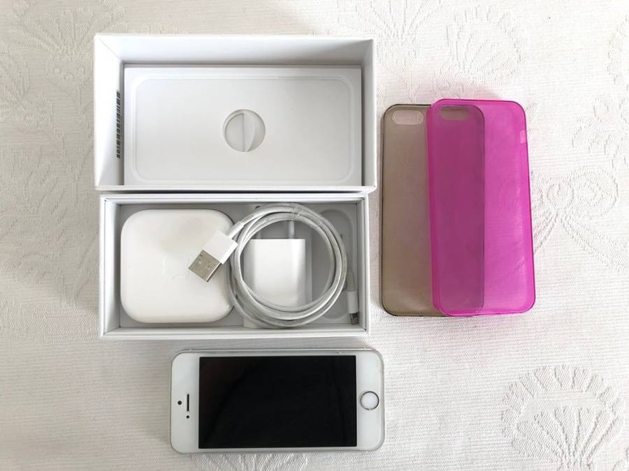 Apple iPhone 5S 16GB Silver - Very Good Condition + All Accessories + Free Cases