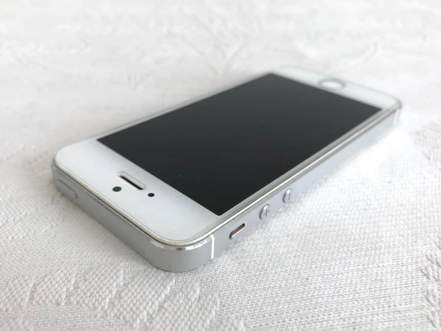 Apple iPhone 5S 16GB Silver - Very Good Condition + All Accessories + Free Cases