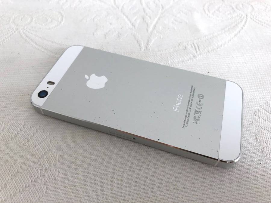 Apple iPhone 5S 16GB Silver - Very Good Condition + All Accessories + Free Cases