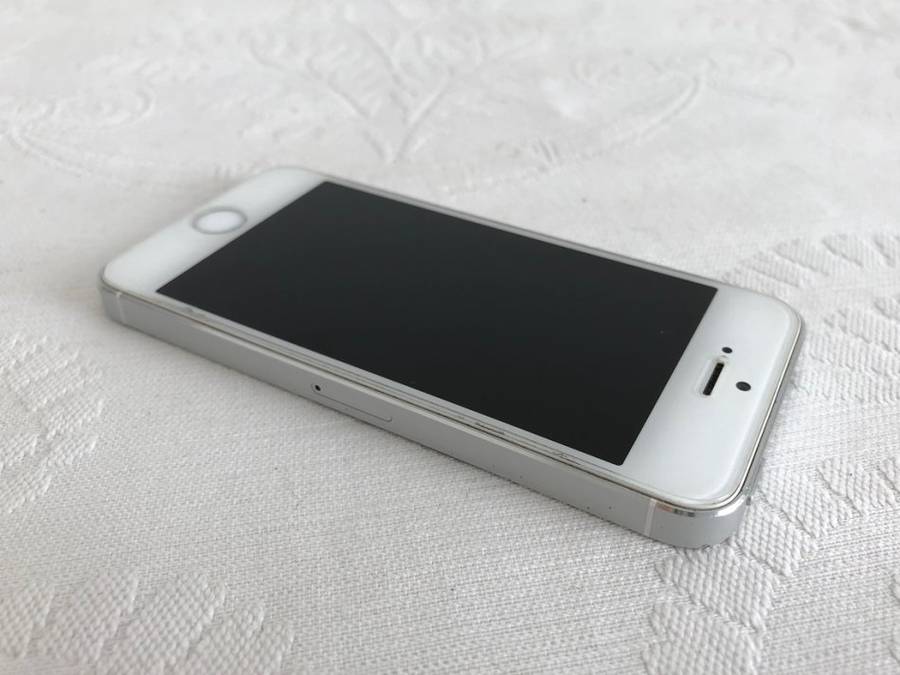 Apple iPhone 5S 16GB Silver - Very Good Condition + All Accessories + Free Cases