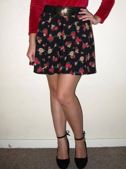 VINTAGE BLACK FLORAL SKIRT - SIZE LARGE