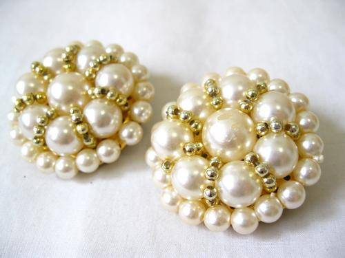 VINTAGE FAUX PEARL GOLD CLUSTER BEADED CLIP-ON COSTUME EARRINGS