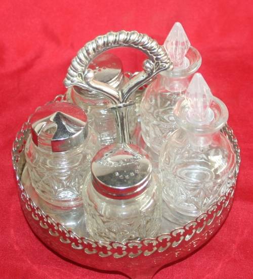 A BEAUTIFUL SILVER PLATED CRUET SET