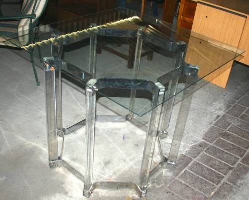 A GORGEOUS RETRO 4 SEATER TABLE WITH A SQUARE GLASS TOP PERSPEX AND STAINLESS STEEL BOTTOM