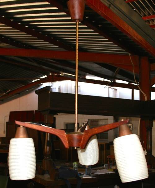 A STUNNING VINTAGE WOODEN CEILING LIGHT WITH TREE FANTASTIC CRISP WHITE GLASS SHADES