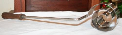 A MAGNIFICENT VINTAGE BATTER FRYING IRON VINTAGE KITCHENALIA