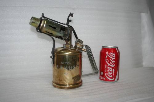 A SUPERB -  paraffin blow torch is a original PAMUS 1 PINT sometime during the 1960-s.